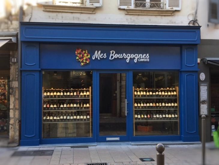 agencement d'une vitrine pour un caviste